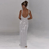 Vestido ajustado a la cadera con cuello caído y tirantes de color liso